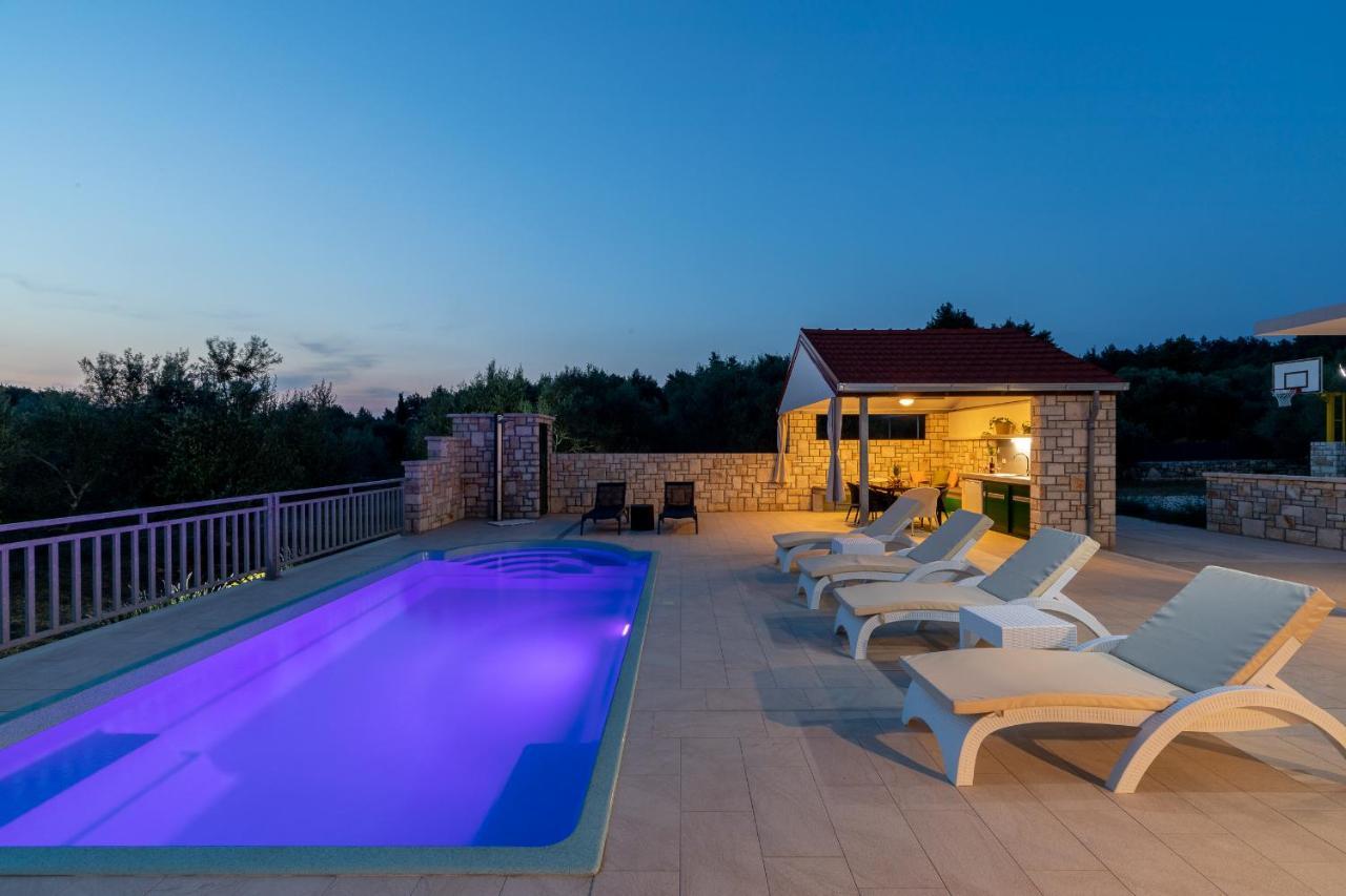 Villa Barbara - Olive Paradise, With Chlorine-Free Pool 尼亚卢卡 外观 照片